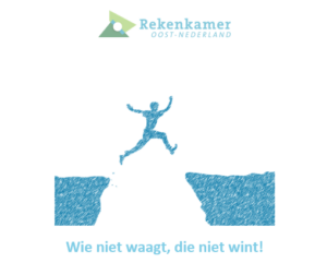 Persoon springt over een kloof met daaronder de tekst 'Wie niet waagt, die niet wint'. Dit is een verbeelding onderzoek risicomanagement.