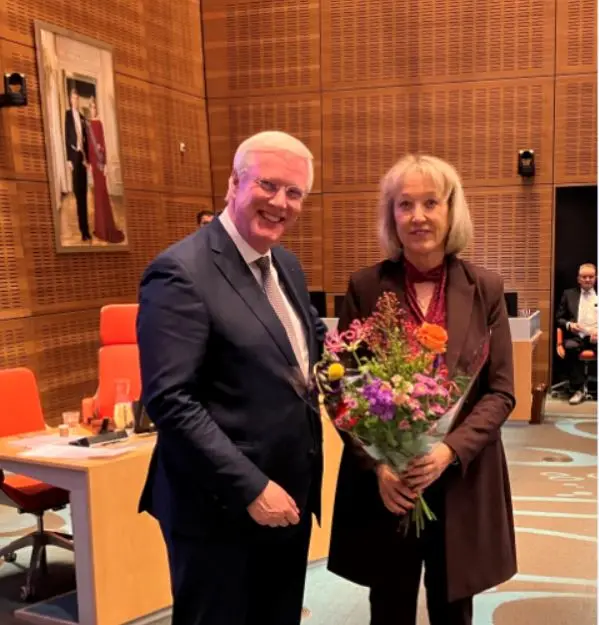 De nieuwe voorzitter van de Rekenkamer (mw. Sigrid Helbig) en de Commissaris van de Koning van Overijssel (dhr. Andries Heidema).