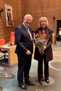 De nieuwe voorzitter van de Rekenkamer (mw. Sigrid Helbig) en de Commissaris van de Koning van Overijssel (dhr. Andries Heidema).