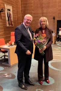 De nieuwe voorzitter van de Rekenkamer (mw. Sigrid Helbig) en de Commissaris van de Koning van Overijssel (dhr. Andries Heidema).