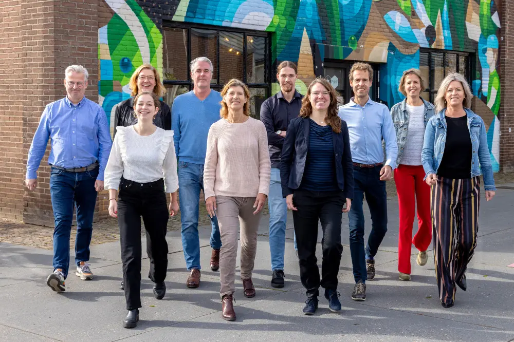 Foto op de home pagina over ons pagina. Alle bestuursleden en medewerkers van het bureau staan op deze groepsfoto van de Rekenkamer Oost.