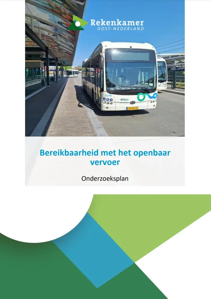 Omslagafbeelding onderzoeksplan Bereikbaarheid Openbaar Vervoer. Op de foto een busstation.