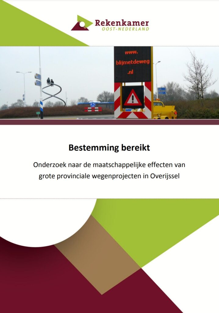 Omslagafbeelding publicatie Onderzoek naar de maatschappelijke effecten van grote provinciale wegenprojecten in Overijssel. Titel: Bestemming bereikt. Foto: een tijdelijk bord op een weg met de tekst blijmetdeweg.nl