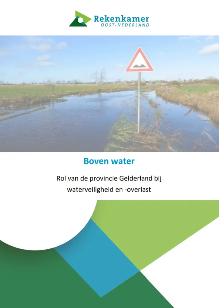 Omslagafbeelding publicatie: Rol van de provincie Gelderland bij waterveiligheid en -overlast. Titel: Boven water. Op de foto, hoog water, een verkeersbord met een drempel staat in het water en niet op of naast de weg of het pad.