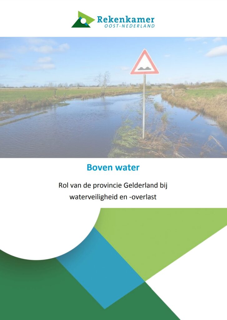 Omslagafbeelding publicatie: Rol van de provincie Gelderland bij waterveiligheid en -overlast. Titel: Boven water. Op de foto, hoog water, een verkeersbord met een drempel staat in het water en niet op of naast de weg of het pad.