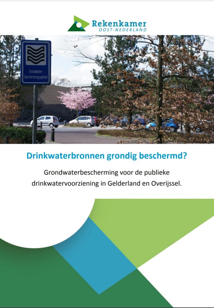 Omslagafbeelding publicatie Grondwaterbescherming voor de publieke drinkwatervoorziening in Gelderland en Overijssel. Op de foto een bordje grondwaterbeschermingsgebied voor een parkeerplaats en een gebouw.