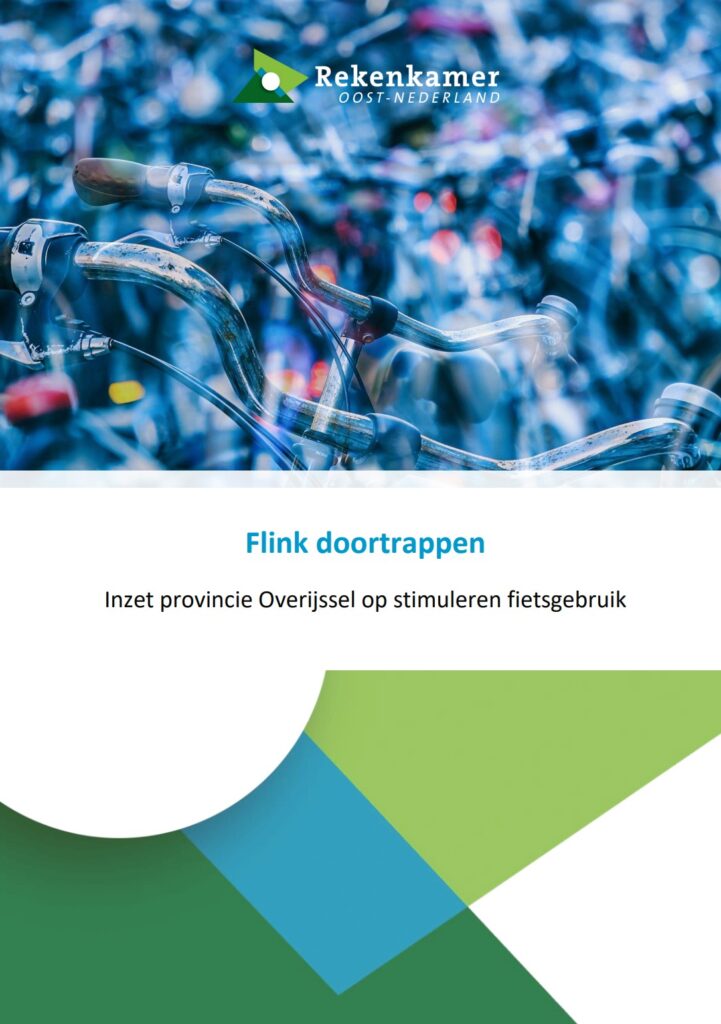 Omslagafbeelding publicatie Inzet provincie Overijssel op stimuleren fietsgebruik. Titel: Flink doortrappen. Op de foto twee sturen van fietsen uitgelicht tussen vele (vage) fietsen.