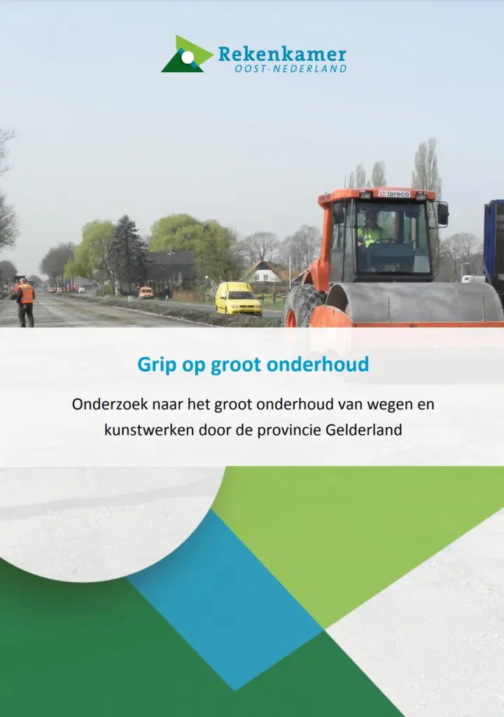 Omslagafbeelding publicatie onderzoek naar het groot onderhoud van wegen en kunstwerken door de provincie Gelderland. Titel: Grip op groot onderhoud. Foto: wegwerkers en machines in actie.