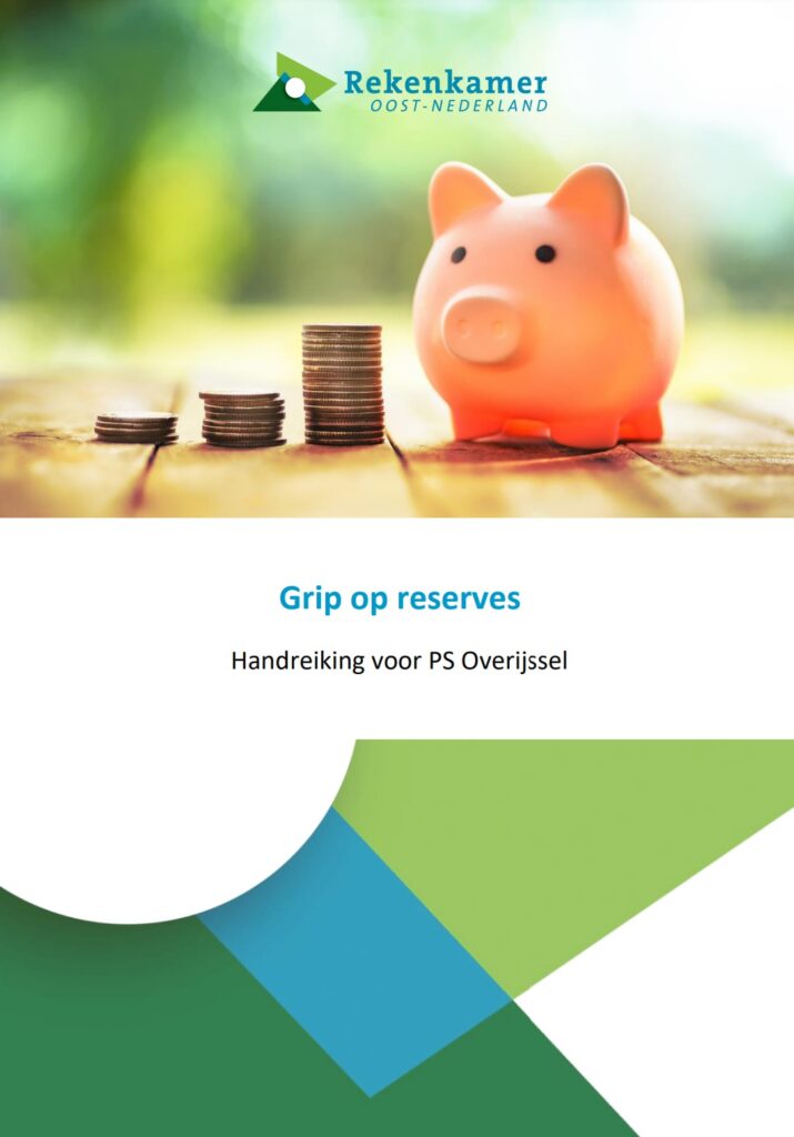 Omslagafbeelding, publicatie handreiking voor PS Overijssel, titel Grip op reserves. Op de foto een roze spaarvarken met muntjes.