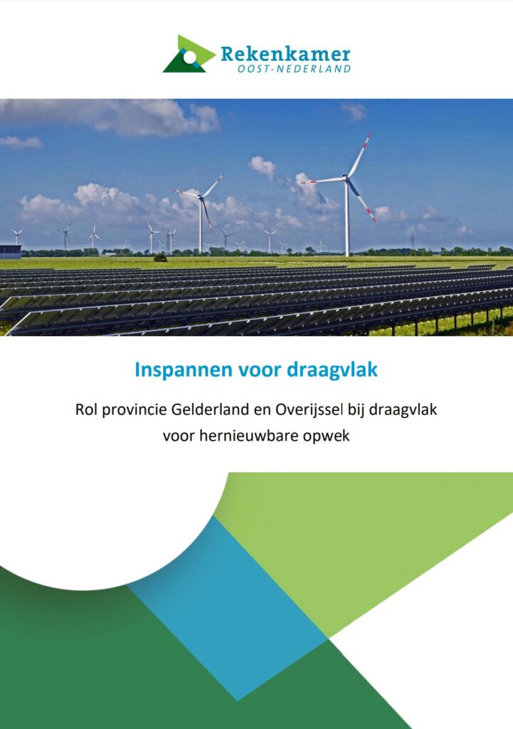 Omslagafbeelding publicatie rol provincie Gelderland en Overijssel bij draagvlak voor hernieuwbare opwek. Titel: Inspannen voor draagvlak. Foto: veld zonnepanelen met windmolens.