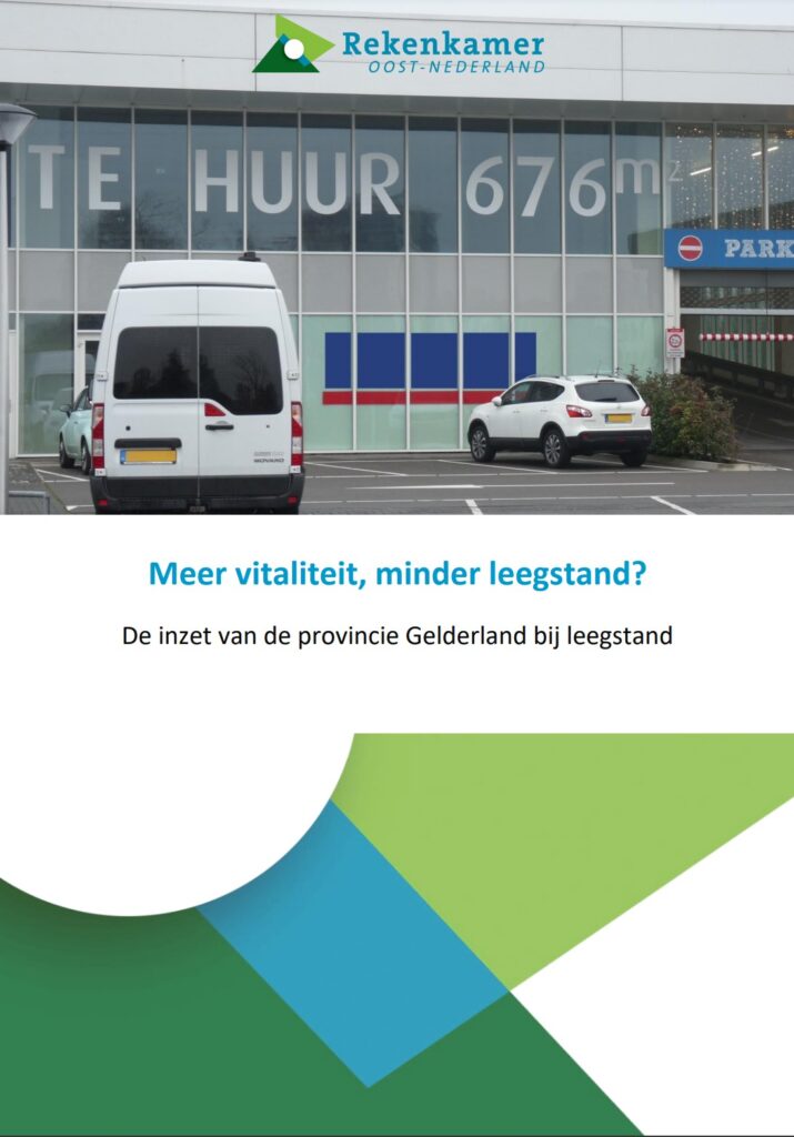 Omslagafbeelding publicatie: De inzet van de provincie Gelderland bij leegstand. Titel: Meer vitaliteit, minder leegstand? Op de foto een gebouw met gevelbeplakking: te huur 676m2.