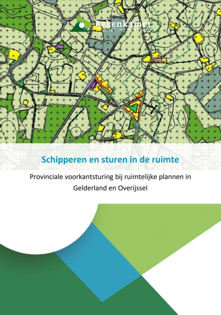 Omslagafbeelding publicatie: Provinciale voorkantsturing bij ruimtelijke plannen in Gelderland en Overijssel. Titel: Schipperen en sturen in de ruimte. Op de foto een raster met ingetekende vlekken voor groen, wegen en bebouwing.