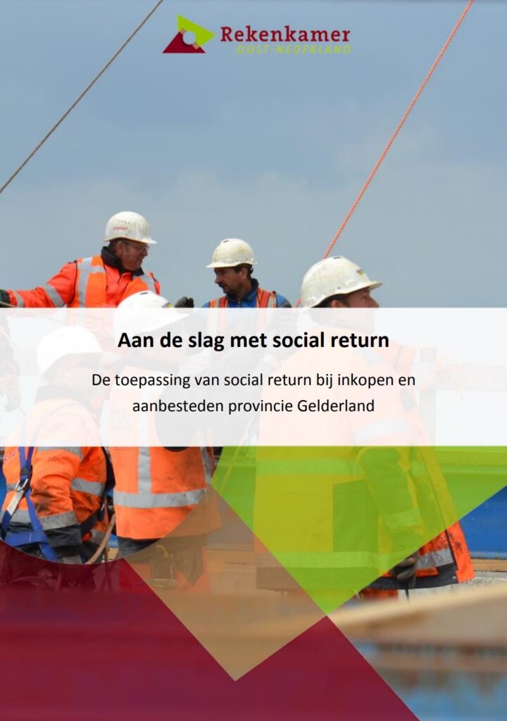 Omslagafbeelding publicatie: De toepassing van social return bij inkopen en aanbesteden provincie Gelderland. Titel: Aan de slag met social return. Foto: werknemers met veiligheidskleding en uitrusting in overleg.