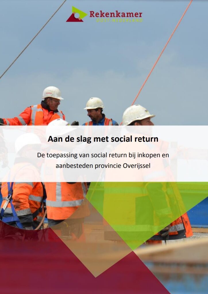 Omslagafbeelding publicatie: De toepassing van social return bij inkopen en aanbesteden provincie Overijssel. Titel: Aan de slag met social return. Foto: werknemers met veiligheidskleding en uitrusting in overleg.