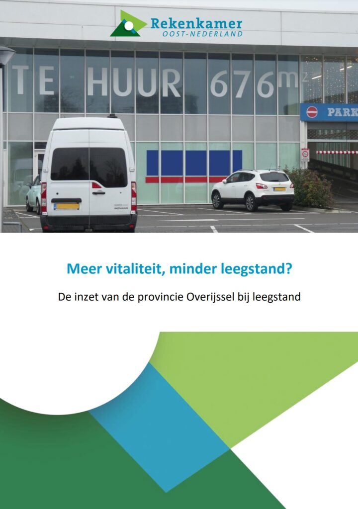 Omslagafbeelding publicatie: De inzet van de provincie Overijssel bij leegstand. Titel: Meer vitaliteit, minder leegstand? Op de foto een gebouw met gevelbeplakking: te huur 676m2.